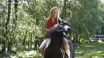 国产美女骑小马,国产美女与萌宠小马的甜蜜邂逅